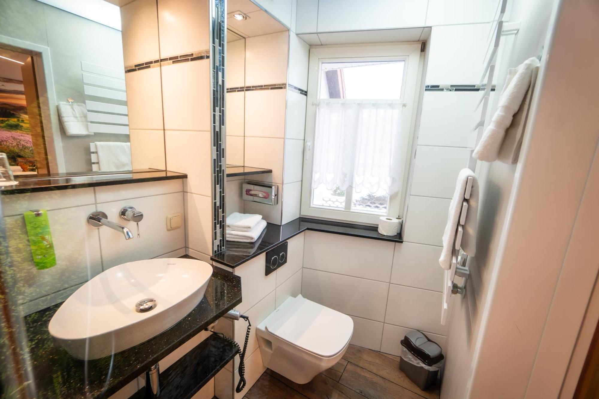Landhotel Zur Grünen Kutte Bernshausen Exterior foto